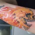 Le tatouage de crâne en flammes sur le bras