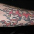 Le tatouage de flammes réguliers sur le bras