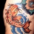 Estupendo tatuaje el pez dorado con una flor en color