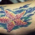 Muy lindo tatuaje asteria en colores suaves