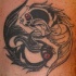 Tatuaje yin yang los peces en negro y blanco