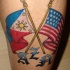 Tatuaje de dos banderas a color