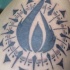 Símbolo del fuego con ornamentación tatuaje en tinta negra