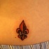 rosso e nero fleur de lis tatuaggio