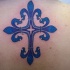 blu fleur de lis croce tatuaggio