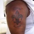 fleur de lis memoreale tatuaggio sul braccio