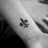 Tatuaje flor de lis pequeño en muñeca
