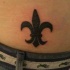 classico nero fleur de lis tatuaggio