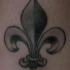 nero sfumato fleur de lis tatuaggio