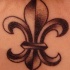 fleur de lis di nero sfumato tatuaggio