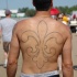 fleur de lis largo sulla schiena tatuaggio