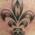 minimalistico fleur de lis tatuaggio
