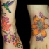 colorati fiori e colibri sul piede tatuaggio