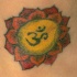 Le tatouage de lotus hindou orange et jaune