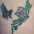 Tatuaje a color de una flor con abeja