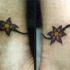Tatuaje de flores pequeños en ambas piernas