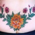 colorati fiori tatuaggio sulla parte bassa della schiena