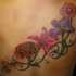 Tatuaje en color la vid con flores diferentes
