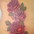 Le tatouage sur le flanc avec des belles roses