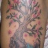 Tatuaje en color del árbol en flor rosado