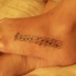 Tatuaggio sul piede melodia scritta sulla carta da musica