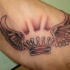 Tatuaje en el pie, corona con alas
