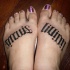 Tatuajes en los pies, frase con caracteres gruesos