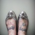 Tatuajes en los pies, dos inscripciones con fuente elegante