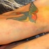 Tatuaje en el pie, golondrina con las alas desplegadas