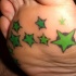 Tatuaje en el pie, muchas estrellas de color verde brillante