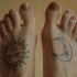 Tatuajes en los pies, sol y luna con rostros