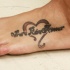 Scrittura dedicata al amore tatuata sul piede