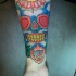 Teschio pittoresco colorato tatuato sul braccio