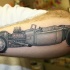 Tatuaje en el antebrazo, retro coche cabriolé, descolorido