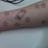 Tatuaje en el antebrazo, estrellas y imagen