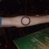 Semplice cerchio nero tatuato sul braccio