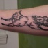 Tatuaje en el antebrazo, zorro que corre, descolorido