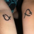 due identici simboli di amicizia tatuaggio