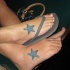 Tatuaje identico estrellas en pies de amigas