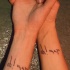 scritto identico sui polsi tatuaggio