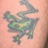piccola verde rana strisciando tatuaggio