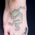 Tatuaje en pie un rana bailando y un lagarto