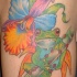 Le tatouage de grenouille sur une fleur exotique multicolore