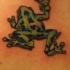 Tatuaje de una rana con manchas negras