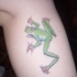 piccola rana realistica sulla gamba tatuaggio