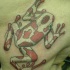Tatuaje una rana con manchas rojas y blancas
