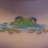 Le tatouage de grenouille dans l'eau en couleur