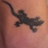 El tatuaje negro de una lagartija
