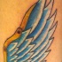 Pequeño tatuaje la ala en color