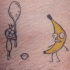 banana buffo e qualcuno con cuchiaio tatuaggio